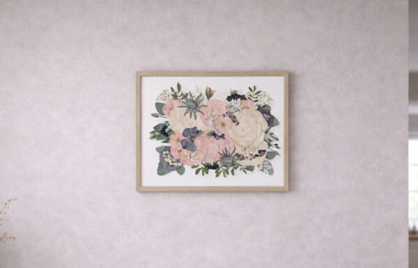 Dobavljači u kategoriji Cvijeće i dekoracije cvjetniput Umjetnički rad od prešanog vjenčanog buketa u bijelom okviru, s hortenzijama, ranunkulama i nježnim cvijećem u uravnoteženoj kompoziciji na svijetloj podlozi